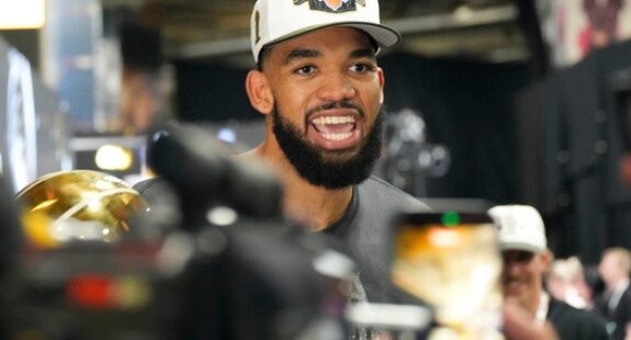 WEGO88 [NBA] "실패가 날 만들었다"… '우승 불가론' 딛고 뉴욕을 왕좌에 올린 KAT, 완벽한 멘탈로 증명하다