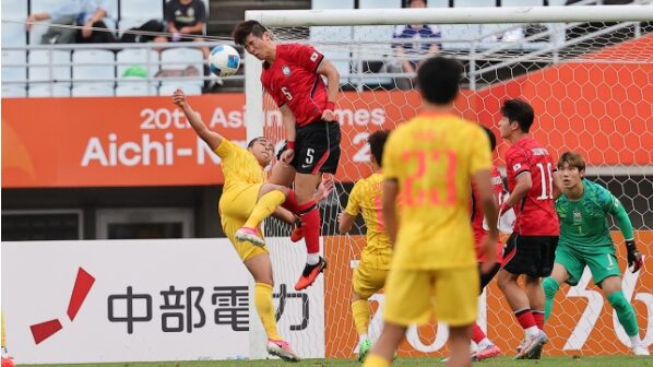아시안게임 남자축구 경기에서 공격을 전개하는 중국 대표팀 선수들