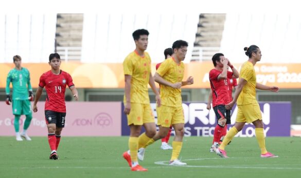한국과 중국 선수들이 치열하게 경쟁하는 남자축구 경기 모습