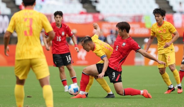 한국과 중국의 아시안게임 남자축구 준결승 경기 장면